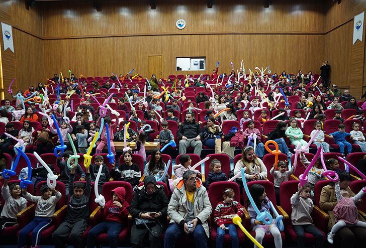 BAŞKAN SAMİ ÜSTÜN’DEN ÇOCUKLARA YARIYIL SÜRPRİZİ!