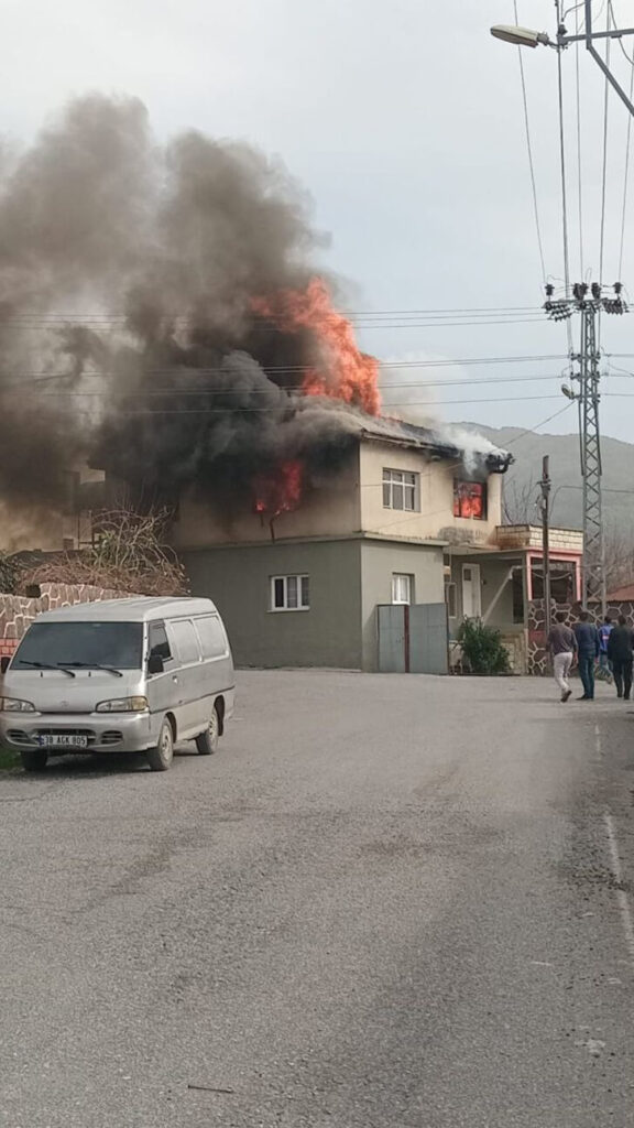 Hatay’da 2 katlı müstakil ev alevlere teslim oldu!