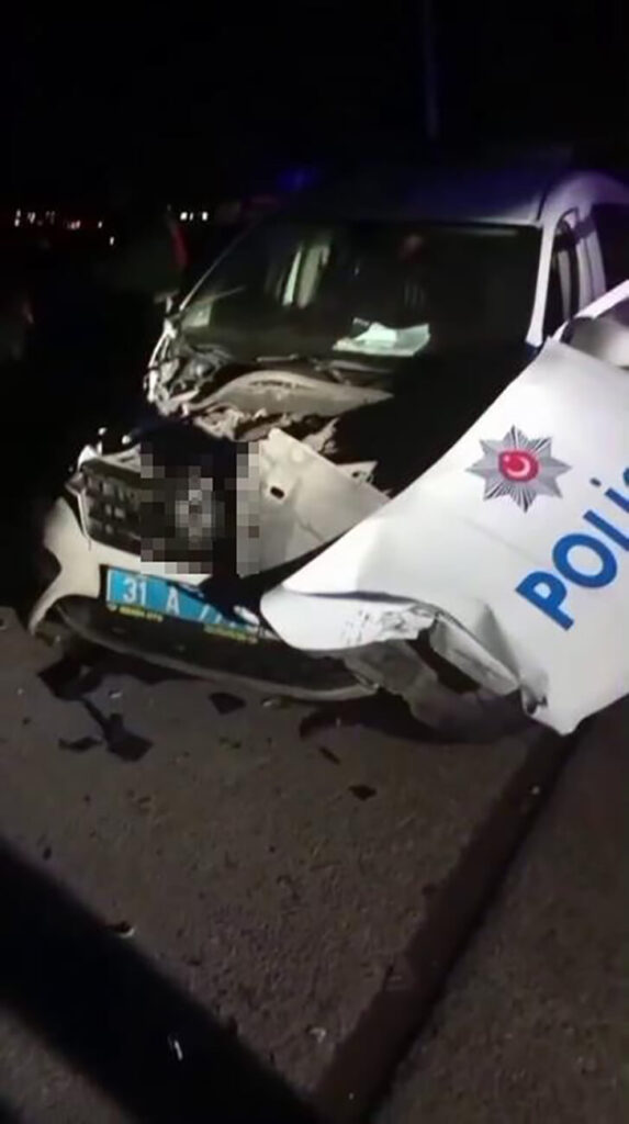 Alkollü Sürücü Polis Aracına Çarptı: 2 Polis Yaralı!