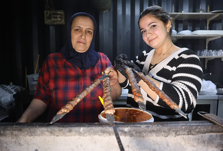 Depremi Aşan Anne-Kızdan Kebabçı Hikayesi!