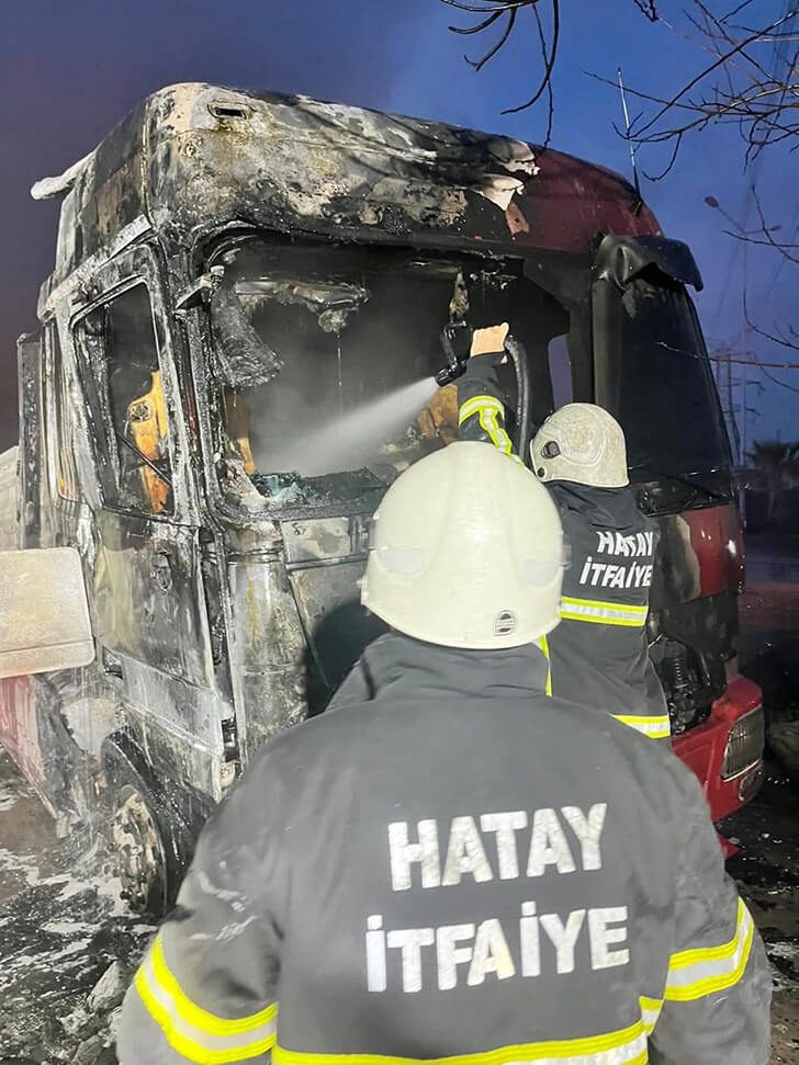 Seyir halindeki tır alev alev yandı!