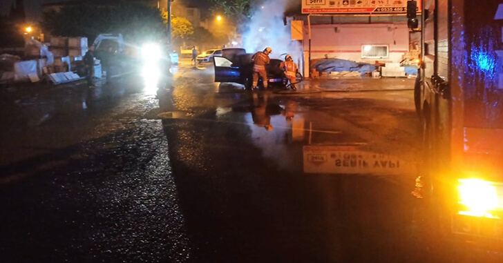 Hatay’da seyir halindeki otomobil alev aldı!