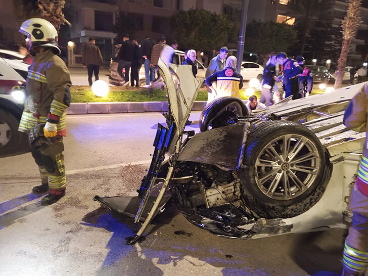 Motosiklete çarpan otomobil takla atarak ters döndü: 2 yaralı!