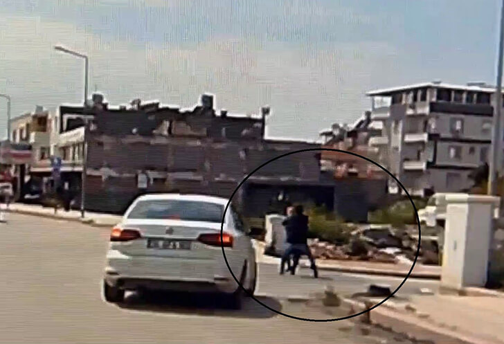 Sokak ortasında şok anlar: kolyeyi koparıp kaçtı