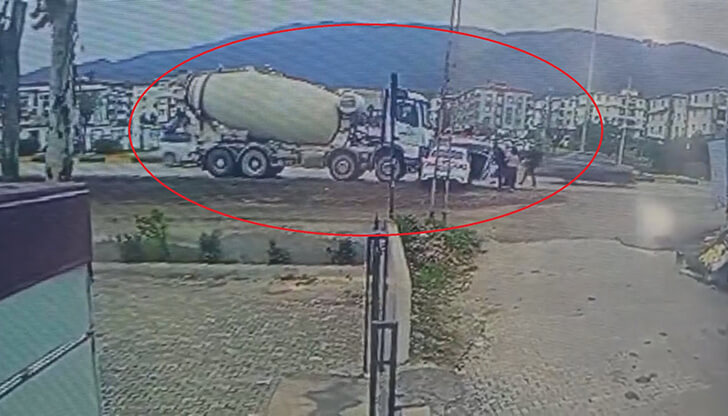 Beton mikseri otomobili ezdi, metrelerce sürükledi!