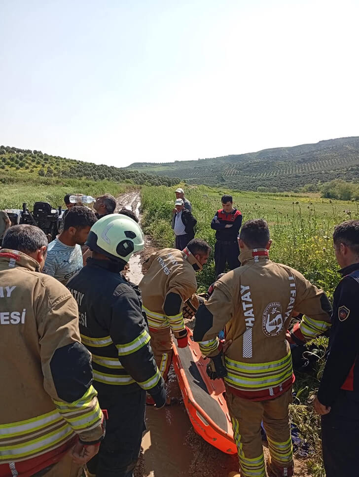 Antakya’da traktörün altında kalan kadın yaralandı!