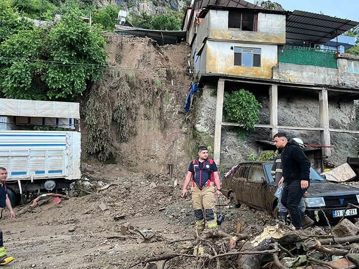 Hatay’da heyelan nedeniyle müstakil ev çöktü!