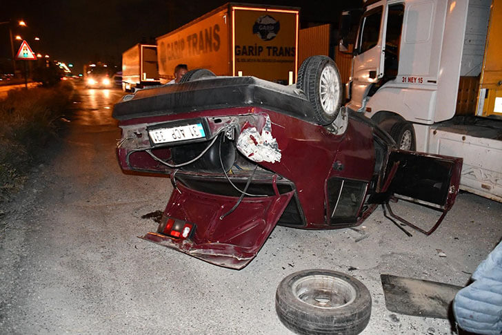 Hatay’da lastiği patlayan otomobil takla attı!
