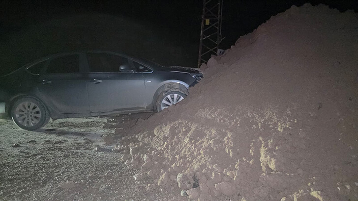 Karanlıkta fark edilmeyen toprak yığını kazaya yol açtı!