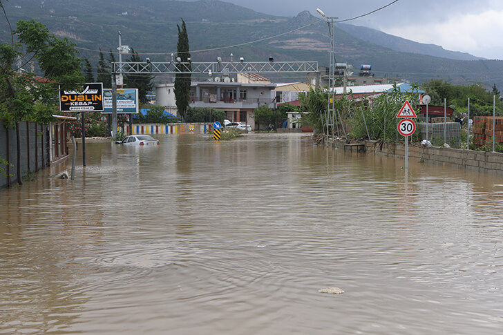 Hatay’da Asi Nehri taştı, mahalleler sular altında kaldı!