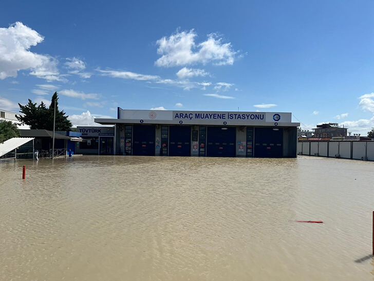 Hatay’da TÜVTÜRK istasyonu su altında kaldı!