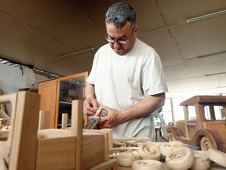Atmaya kıyamadığı ahşaplardan sanat çıkardı!