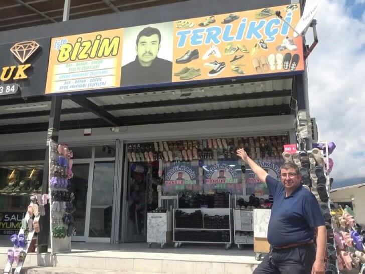Müşterileri Kendisini Tanısın Diye Vesikalık Fotoğrafını İş Yerinin Önüne Astı