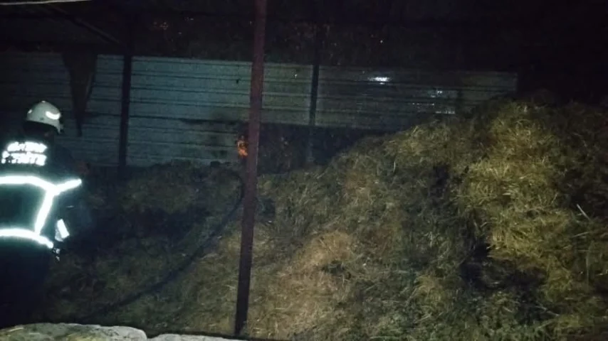 Kumlu’da Samanlık Yangını Kontrol Altına Alındı