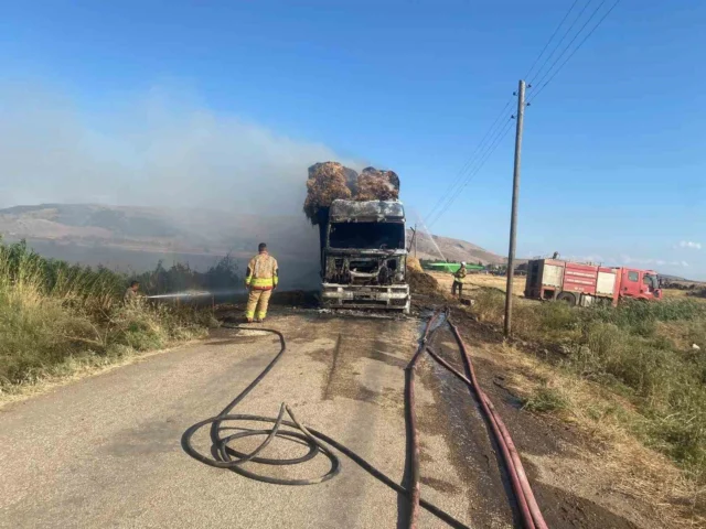 Saman Balyası Yüklü Tırda Yangın Çıktı