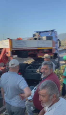 İskenderun’da devrilen tır trafiği aksattı, uzun araç kuyruğu oluştu