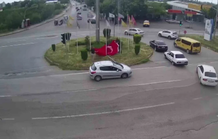 Türk Bayrağı, Trafikteki Sürücüler Tarafından 1 Dakikada Kaldırıldı