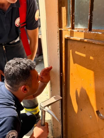 Parmağı kapıya sıkışan çocuğun imdadına itfaiye yetişti