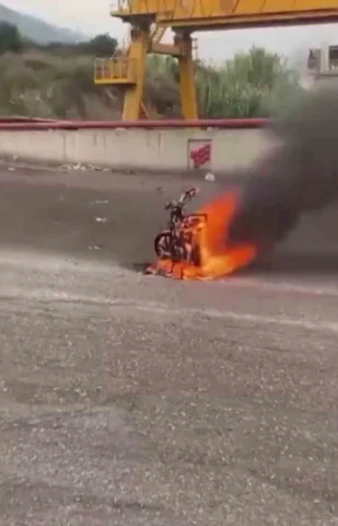 Seyir Halindeki Motosiklet Alev Alev Yandı