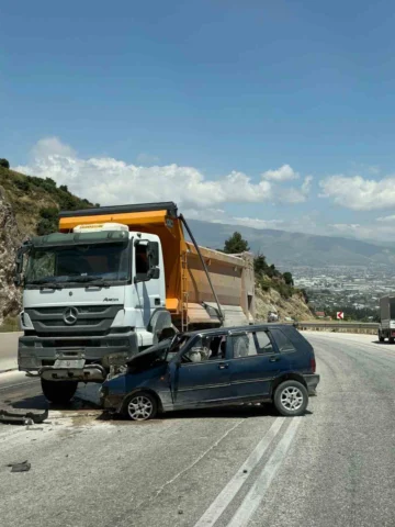Antakya’da Trafik Kazası: 2 Yaralı