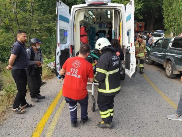 Belen’de pikapla çarpışan motosikletin sürücüsü şarampole yuvarlandı