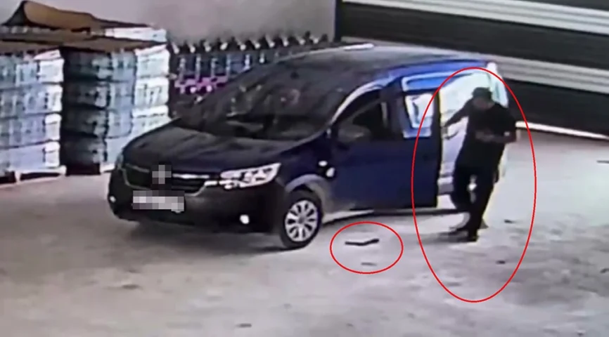 Yılan giren araca binmek isteyen sürücü korku dolu anlar yaşadı