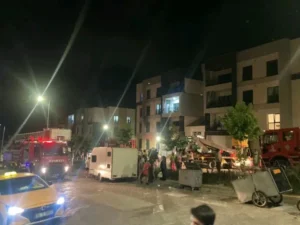 Yangında Dumandan Etkilenen 3 Kişi İtfaiye Tarafından Kurtarıldı