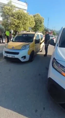 Ticari Takside 7 Kaçak Göçmen Yakalandı, 3 Organizör Tutuklandı