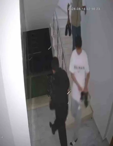Çocuk Hırsızlar Ayakkabı Çalarken Güvenlik Kamerasına Yakalandı