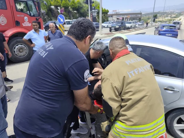 Defne’de kamyonla çarpışan otomobilin sürücüsü yaralandı