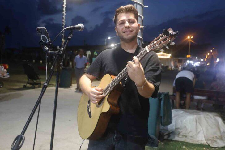 Gündüz Elinde Pense ve Tornavida, Akşam Aynı Ellerle Gitar Çalıyor