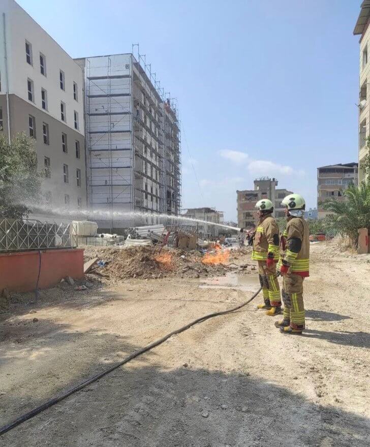 Defne’de Doğalgaz Borusuna Verilen Zarar Sonrası Alevler Yükseldi