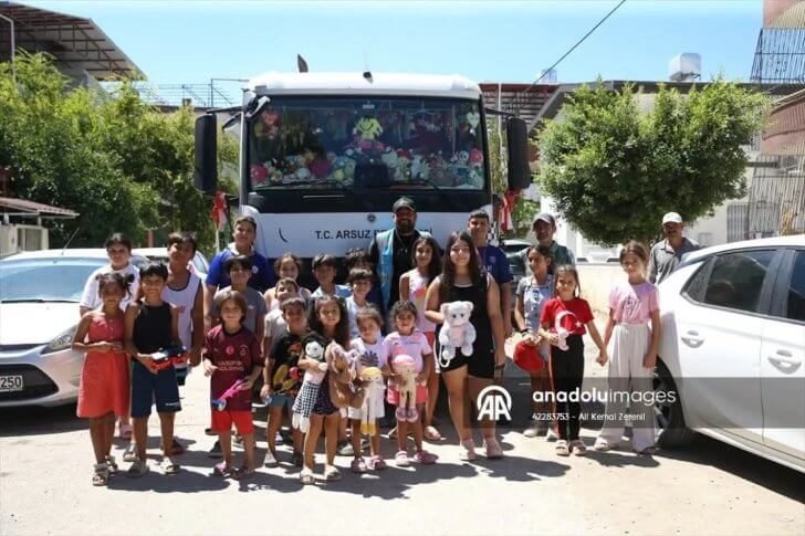 Arsuz’da Çöp Kamyonuyla Çocuklara Oyuncak Dağıtıyor